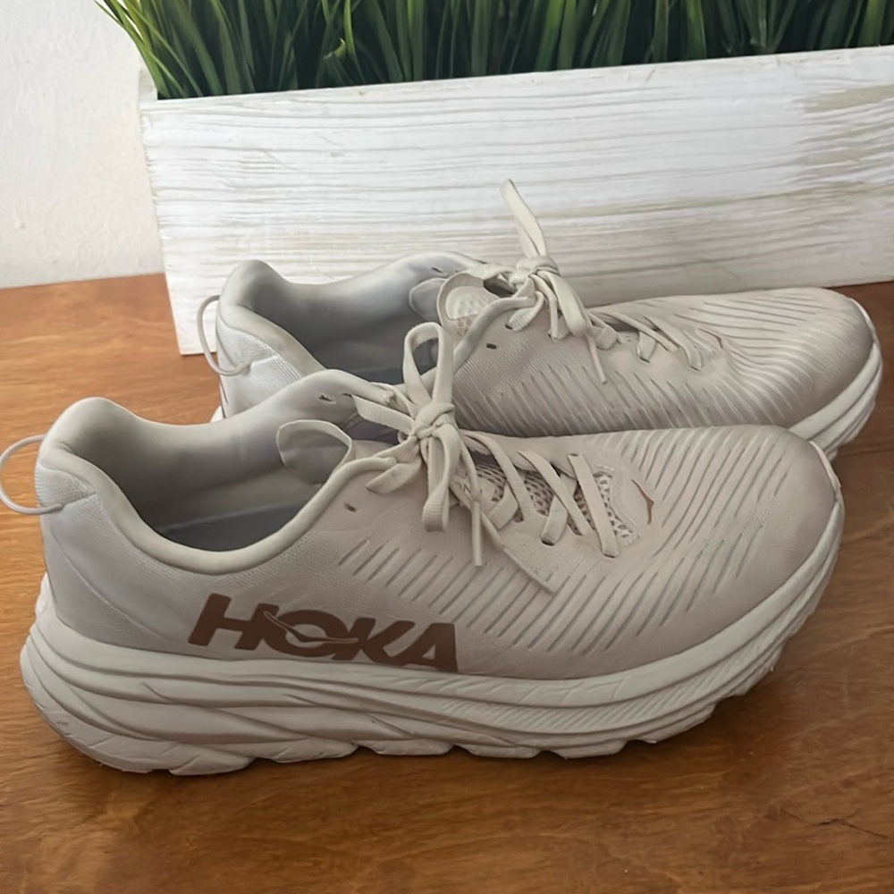 Hoka Rincon 3 in Rose Gold/ Eggnog Size 8.5